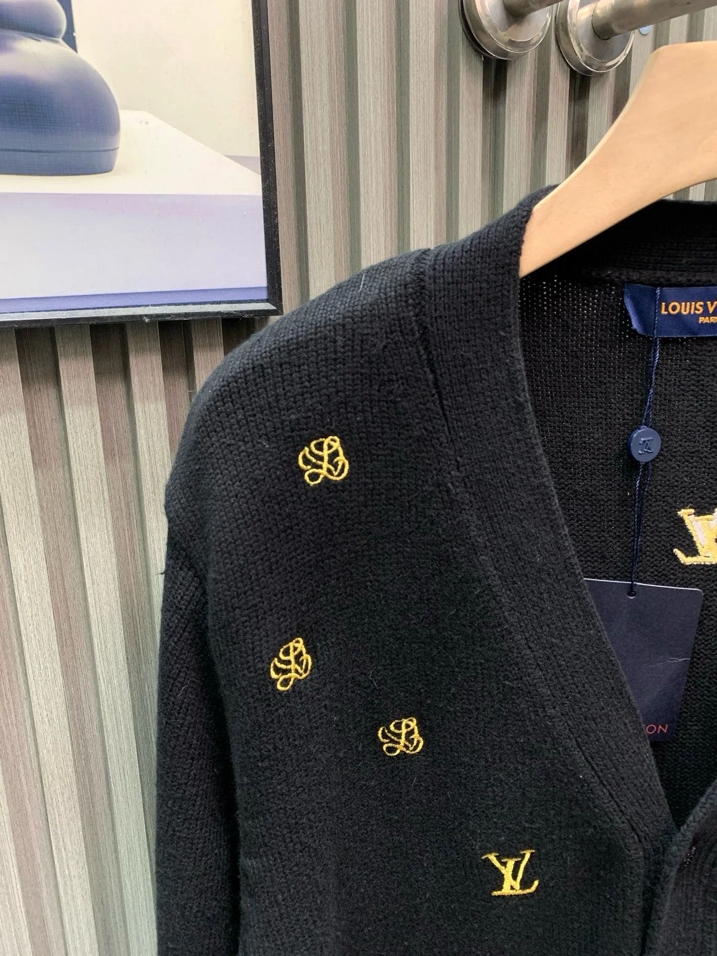 🅿️500 🀄️ Louis Vuitton 1*v25 new autumn and winter full-flower printed embroidered knitted jacket. Made of 50% sheep 🐏 velvet material, so it has natural softness and comfort. It also has good hygroscopicity and breathability. Matte needle-embroidered full-flower logo. The contrasting matte embroidery thread material is used for the version to best restore the same effect as the original version. The embroidery is very fine and dense. By controlling the direction and tightness of the embroidery thread, the embroidery thread forms exquisite embroidery on the embroidery cloth. Combined with encryption processing to increase the three-dimensional effect. Use water and detergent for cleaning during the general washing process. Make the clothes softer and cleaner through gentle scrubbing and rinsing. Customized buttons. Independently develop the Feidong series of square washing wheat. Three standards are complete.